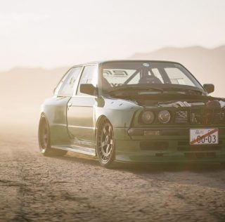 BMW E30 3-Series раздуто до неузнаваемост
